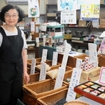 跡継ぎはいないという朝日屋商店。平田貴美子さんは「今、頑張るしかないけど、疲れたら終わりかな」と話す＝神戸市灘区水道筋３