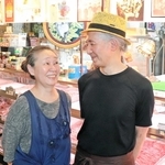 同級生の２人。森本資子さん（左）が紀之さんに問いかける。「小学生のころ店の前でキャッチボールしいひんかった？」＝灘区水道筋３