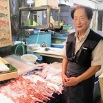 阪神・淡路大震災を振り返る大谷登さん。「穴があいたアーケードを、自分たちではしごにのぼって直したなあ」＝灘区水道筋３