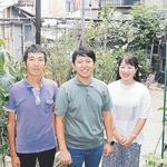 いちばたけを運営する佐藤直雅さん（中央）、丸山公也さん（左）、坂本友里恵さんの３人。佐藤さんは「右も左も分からない若者の取り組みを受け入れてもらえた」と感謝する＝灘区水道筋３
