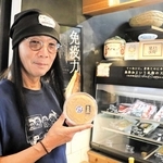 開店の経緯を武長一仁さんが振り返る。「シャッターにあった電話番号にかけたら、家主さんが飛んできてくれたんですよ。楽しい、親切な市場やなあって」＝灘区水道筋３