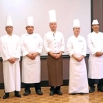 個性豊かなチャリティーランチを手がける各ホテルの料理長ら＝神戸市中央区北野町１