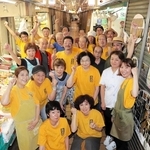 １９２５年８月の開設から歴史を重ね、１０１年目に入る市場。「みんな、集合や！」のかけ声で、そろいのシャツを着た店主たちが出てきた＝灘区水道筋３