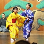 能舞台で狂言を披露する子どもたち＝湊川神社