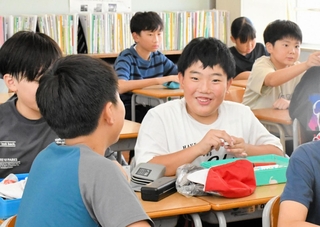 夏休みの思い出や修学旅行の予定について話し合う子どもたち＝横尾小学校