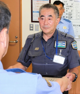 警備中に特殊詐欺被害を防ぎ、感謝状を受け取る三浦淳宏さん＝東灘署