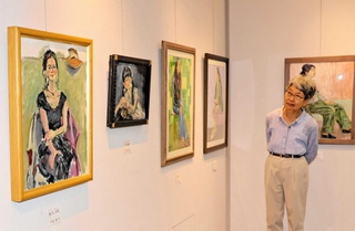 パステルや油彩で描かれた人物画が並ぶ作品展＝こうべまちづくり会館