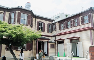 右の建物が元は使用人棟で、左が母屋。２階の連結部分のよろい戸が重なっている＝ラインの館