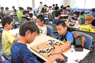 熱戦を繰り広げる子ども棋士たち＝神戸新聞社