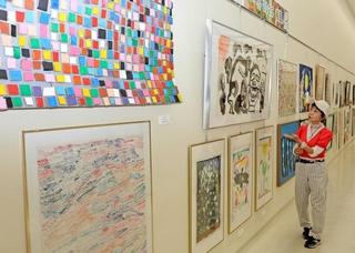 色鮮やかで個性豊かな作品が並ぶ会場＝神戸市灘区原田通３、原田の森ギャラリー