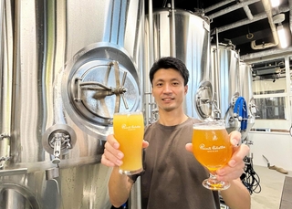 スーパー銭湯に併設された醸造所でクラフトビールを仕込む戸上将吾さん＝神戸市中央区脇浜海岸通１