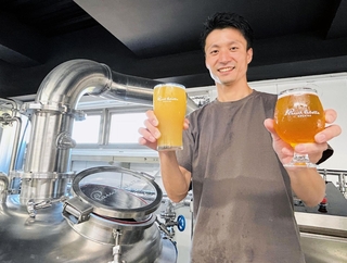スーパー銭湯に併設された醸造所でクラフトビールを仕込む戸上将吾さん＝神戸市中央区脇浜海岸通１