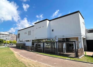 クラフトビール醸造所が併設されたスーパー銭湯「ＨＡＴなぎさの湯」＝神戸市中央区脇浜海岸通１