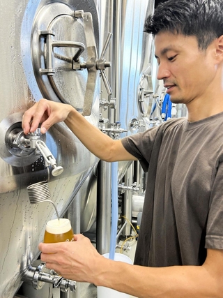 スーパー銭湯に併設された醸造所でクラフトビールを仕込む戸上将吾さん＝神戸市中央区脇浜海岸通１