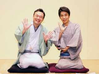 レクリエーション介護士の資格を持つ桂米之助さん（左）と桂あさ吉さん＝神戸新開地・喜楽館