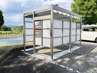 寄贈された喫煙所＝神戸市北区（提供）