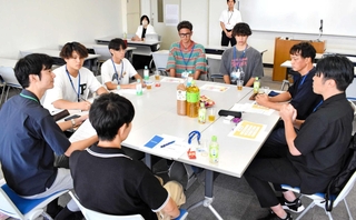 上田星さん（左端）とともに、現役の男性保育士に質問する男子学生ら＝神戸教育短期大学