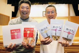 有馬芳香堂とコラボした豆菓子をＰＲする伊藤史隆支配人（右）と桂三ノ助館長補佐＝神戸新開地・喜楽館