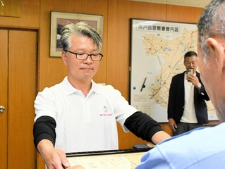 施術で訪れた民家で特殊詐欺被害を防いだとして安川孝英署長から感謝状を受け取る黄正雲さん＝神戸西署