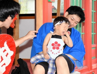 鬼の登場に驚き、大泣きして勝利を収めた子ども＝須磨区天神町２、綱敷天満宮