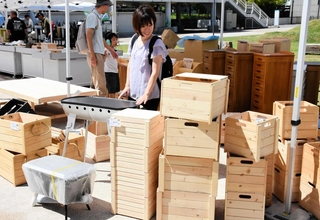 全国の受刑者が作った木工品などが並んだ会場＝神戸市中央区波止場町