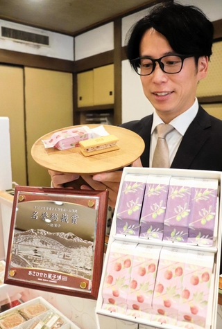 名誉総裁賞を受賞したいちじくのバターサンドを持つ松井隆昌社長＝中央区元町通６