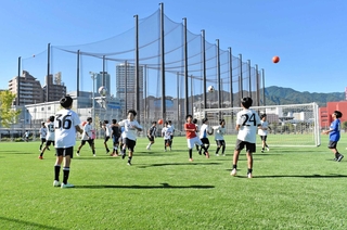 人工芝が敷かれ、ナイター照明も取り付けられた小野浜公園球技場＝中央区小野浜町