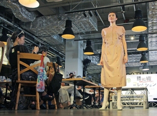 播州織の衣服を着たモデルがファッションショーに登場した＝神戸市中央区新港町、神戸ポートミュージアム