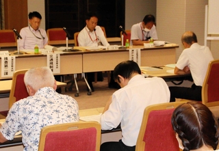 ４陣営が出席した神戸市長選の立候補予定者説明会＝１８日午後、同市役所