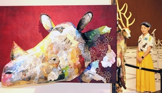 ワインのキャップシールやコルクを活用した作品を眺めるアレトコレさん＝ミント神戸