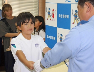 火災現場から女性を避難誘導したとしてのじぎく賞を受けた山中晴さん＝垂水署