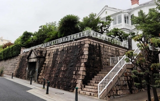 急斜面を宅地化したため、異人館通りの山側は石垣が目立つ＝神戸市中央区北野町４