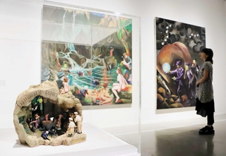 「生と死」が入り交じる同じ状況を表現したという立体作品（手前）と絵画（正面奥）＝横尾忠則現代美術館