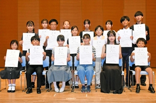 県学生ピアノコンクール本選で表彰された小中高校生ら＝神戸新聞松方ホール