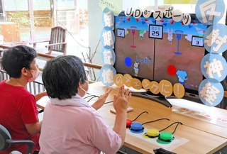 「玉入れ」のゲームで点数を競う利用者＝神戸市北区しあわせの村