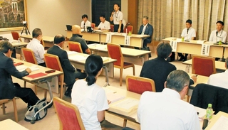 ７陣営が参加した神戸市議補選立候補予定者説明会＝２５日午後、神戸市役所