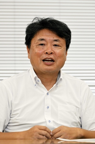 神戸市長選の公約を発表する岡崎史典氏＝２５日、神戸市役所（撮影・斎藤雅志）