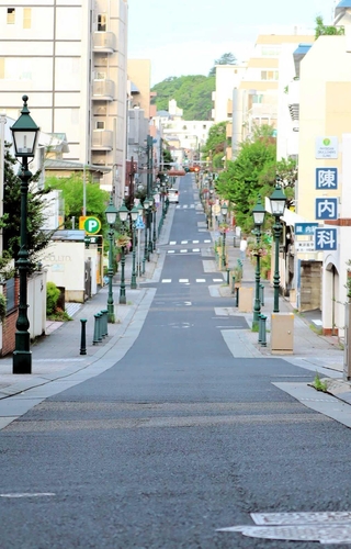 異人館街を東西に貫く山本通り。見事な直線道路だ＝中央区北野町１から