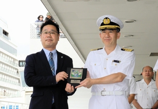 式典で記念盾を受け取る飛鳥３の神谷敏充船長（左から２人目）＝神戸市中央区波止場町、中突堤旅客ターミナル
