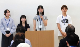 開所式で開催したいイベントなどの抱負を語る学生たち＝神戸常盤ベース「ずっと」