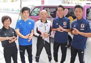 手話でデフリンピックを表現する（右から）則末遼斗さん、西大輔さん、尾田継之さん、太田歩さん、末政実緒さん＝神戸市中央区東町