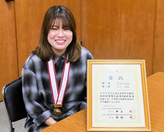 男子部員と練習を重ねて全国の頂点に立った村上柚姫さん＝神戸工業高校