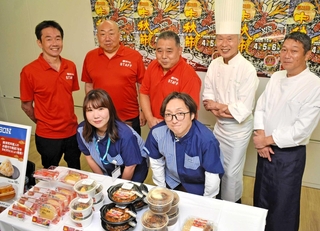 中秋節をＰＲする南京町商店街振興組合のメンバーら＝神戸市役所