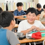 夏休みの思い出や修学旅行の予定について話し合う子どもたち＝横尾小学校