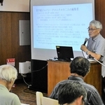 戦前に神戸で発行されていた「ジャパン・クロニクル」について解説する洲脇一郎さん＝外国人墓地礼拝堂