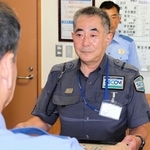 警備中に特殊詐欺被害を防ぎ、感謝状を受け取る三浦淳宏さん＝東灘署