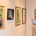 パステルや油彩で描かれた人物画が並ぶ作品展＝こうべまちづくり会館