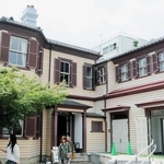 右の建物が元は使用人棟で、左が母屋。２階の連結部分のよろい戸が重なっている＝ラインの館