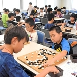 熱戦を繰り広げる子ども棋士たち＝神戸新聞社
