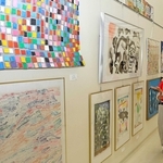 色鮮やかで個性豊かな作品が並ぶ会場＝神戸市灘区原田通３、原田の森ギャラリー